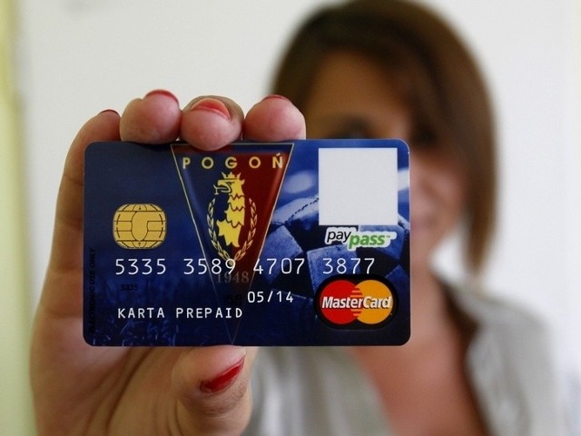 Karta Kibica ma format karty kredytowej. O tym, ze kibic związuje się z bankiem potwierdza napis na jej rewersie: Karta jest własnością BreBank SA.