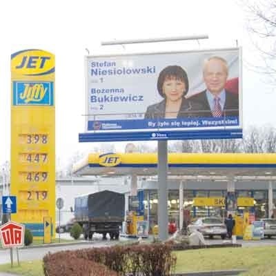 Ul. Wrocławska - na billboardach wyborczych wciąż wiszą plakaty polityków PO. Podobnie jak i na drodze wylotowej na Krosno Odrz.