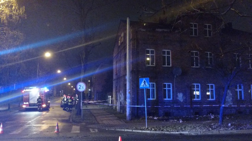Katowice: Zawalił się dach kamienicy przy Jankego. 7 osób ewakuowano. Odpada też elewacja budynku ZDJĘCIA