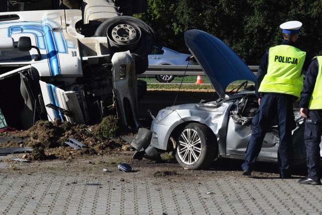 Wypadek w Czechowicach-Dziedzicach na DK1 - ciężarówka przebiła bariery i wywróciła się na pasie w kierunku Katowic.Zobacz kolejne zdjęcia. Przesuwaj zdjęcia w prawo - naciśnij strzałkę lub przycisk NASTĘPNE