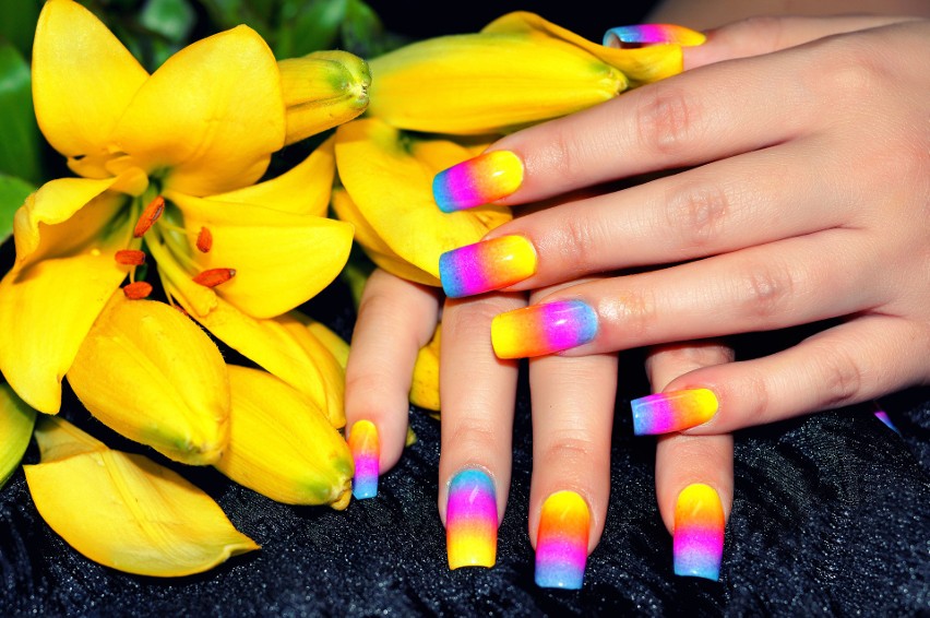 Tęczowe paznokcie hitem wakacji 2023. Rainbow nails będą uzupełnieniem każdej letniej stylizacji. Zobacz pomysły na modne paznokcie na lato
