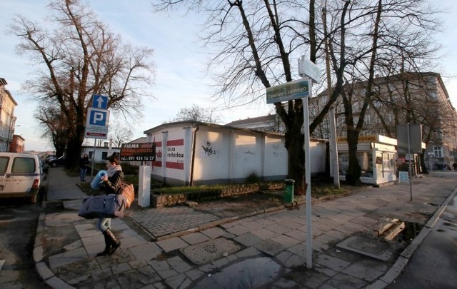 Plac Zawiszy to kolejna proponowana lokalizacja pod budowę zadaszonego parkingu. Atut tego miejsca to bliskość dworca PKP, a przez aleję 3 Maja jeżdżą linie tramwajowe: 1, 4 i 9.