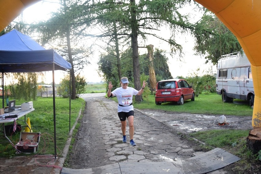 Biegli w pobiednickim półmaratonie, żeby pomóc zarobić na leczenie dla chorych osób [ZDJĘCIA]