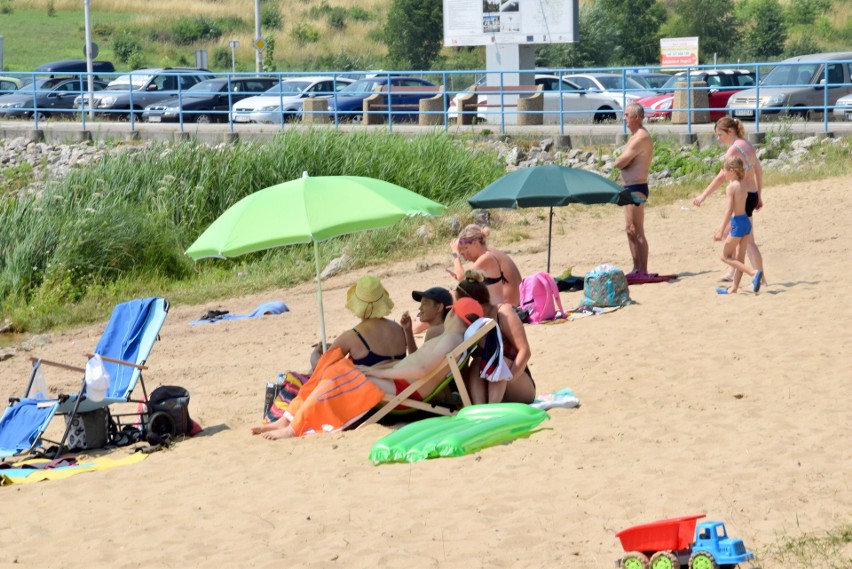 Plażing nad zalewem w Morawicy. W czwartek, 8 lipca wiele osób szukało ochłody nad wodą. Zobaczcie zdjęcia