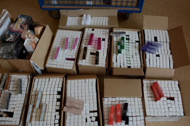 Policjanci znaleźli trzy tysiące sztuk flakoników z podrobionymi perfumami.