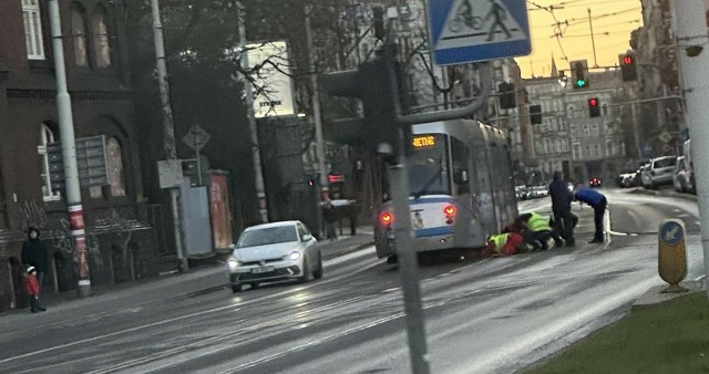 W środę (27 grudnia) we Wrocławiu na Nadodrzu wykoleił się tramwaj. W związku z awarią zwrotnicy na Placu Powstańców Wielkopolskich, MPK wyznaczyło objazdy. Pracownicy spółki pracują nad naprawą.