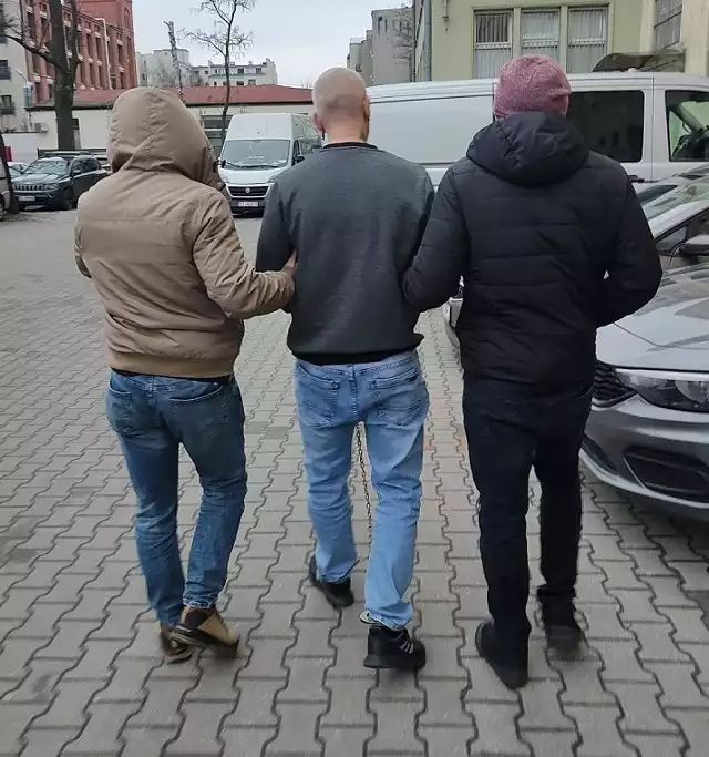 Policjanci zatrzymali nożownika w mieszkaniu jego krewnej przy ul. Wólczańskiej w centrum Łodzi. Był zaskoczony i nie stawiał oporu.