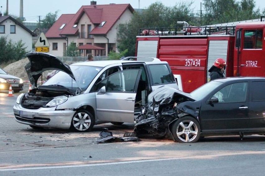 Dwie osoby ranne w wypadku w Skarszewie pod Kaliszem [ZDJĘCIA]