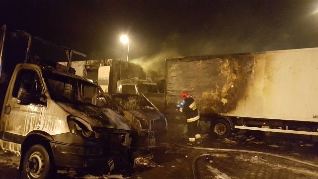 Pożar wybuchł w czwartek wieczorem. Objęte ogniem pojazdy gasiły 4 zastępy strażaków. Więcej informacji i wideo dostępne są tutaj: Pożar ciężarówek w pobliżu Tradis i Eurocash niedaleko skrzyżowania Jana Pawła II i Kleeberga w Białymstoku (foto, wideo)
