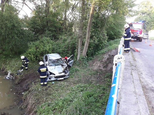 Auto wpadło do Rawki. Strażacy wydobyli je z rzeki. Kierowcy nic się nie stało.