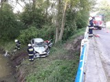Auto wpadło do Rawki, kierowca oddalił się z miejsca wypadku [ZDJĘCIA]