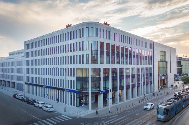 Retro Office House to usytuowany w centrum Wrocławia, przy ul. Piłsudskiego, prestiżowy biurowiec.