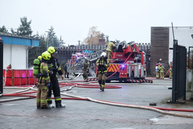 Strażak przyznał, że pożar jeszcze nie został opanowany. Na razie nie ma informacji, by w zdarzeniu ktokolwiek został ranny. Przed przyjazdem ratowników z obiektu ewakuowało się 20 osób.