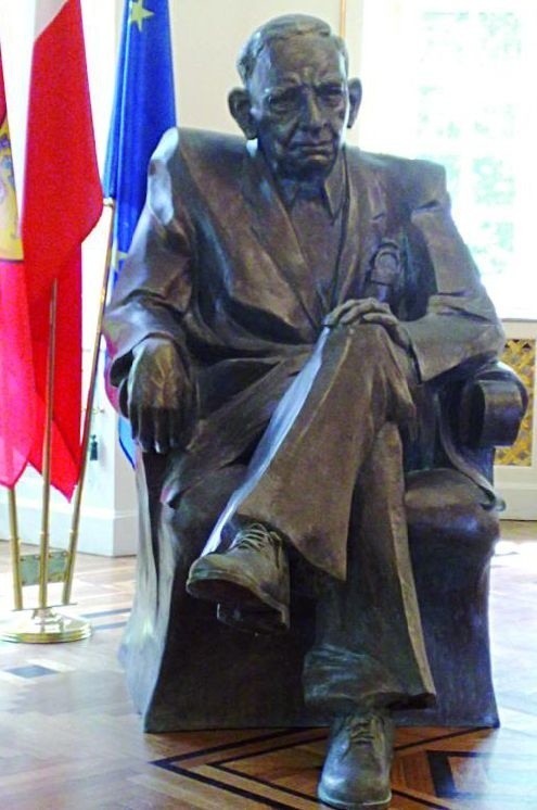Naturalnej wielkości pomnik Gustawa Holoubka, który stanie w Białymstoku, stworzył Adam Myjak, profesor warszawskiej ASP