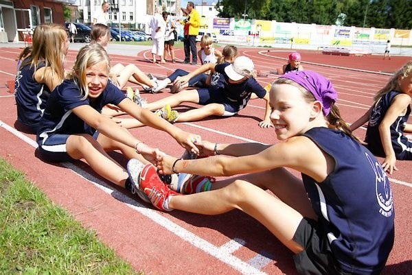 Młodzi sportowcy na stadionie w Chojnicach