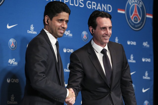 Trener Unai Emery (z prawej) i prezes PSG Nasser al-Khelaifi na pierwszej konferencji prasowej