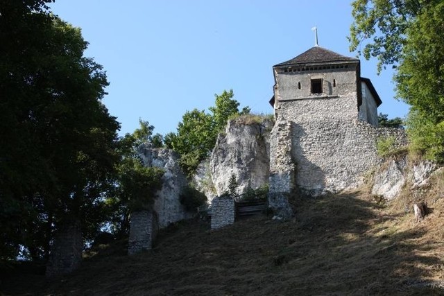 Zamek w Ojcowie podobno został tak nazwany przez samego Władysława Łokietka jeszcze w czasach, kiedy ukrywał się on w okolicznych jaskiniach. Dzisiaj ruiny imponującej budowli są malowniczym dodatkiem do krajobrazu Ojcowskiego Parku Narodowego.
