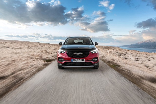 Opel Grandland X Hybrid4Czas ładowania zależy od typu użytej ładowarki. Oprócz kabla dostarczanego wraz z pojazdem i służącego do ładowania akumulatorów z domowego gniazdka, Opel zaoferuje także urządzenia do szybkiego ładowania na publicznych stacjach oraz z ładowarek naściennych w domu. Za pomocą takiej ładowarki o mocy 7,4 kW akumulator samochodu można naładować do pełna w około godzinę i 50 minut.Fot. Opal