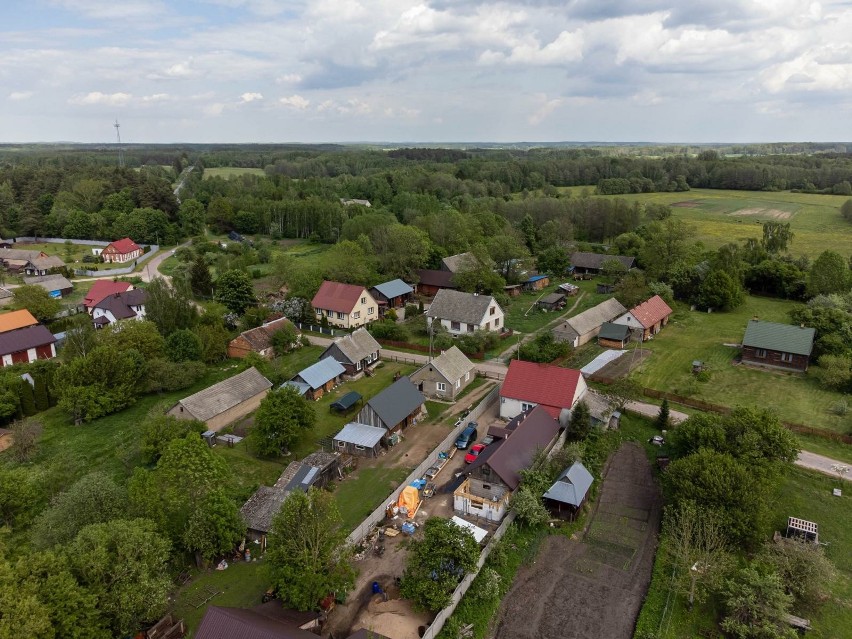 Rolnicy. Podlasie. Tak mieszkają Gienek i Emilka, najsłynniejsi rolnicy w kraju. Gospodarstwo w Plutyczach i ranczo Laszki bez tajemnic