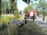 Wypadek w Siennicy Różanej: Kierowca zasłabł i wjechał do stawu