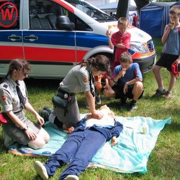 Podczas pikniku dzieci i dorośli mogą zobaczyć  pokaz sprzętu ratowniczego i udzielania pierwszej pomocy.