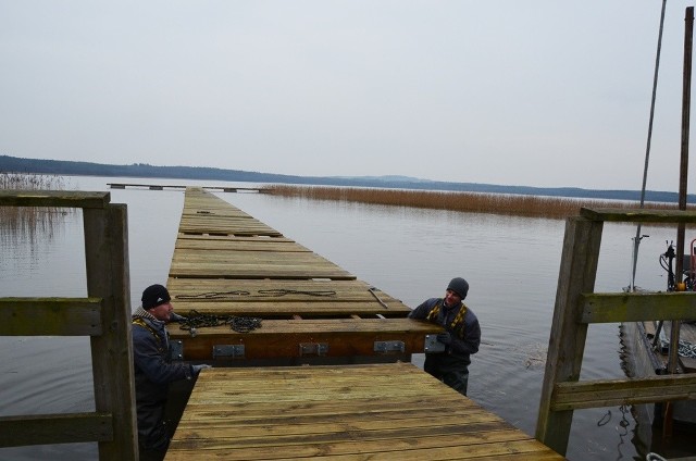 Rozpoczęła się budowa szlaku kajakowego na jeziorze w  Łętowie(gmina Sławno). Powstaje pomost pływający. Wkrótce będzie cała przystań