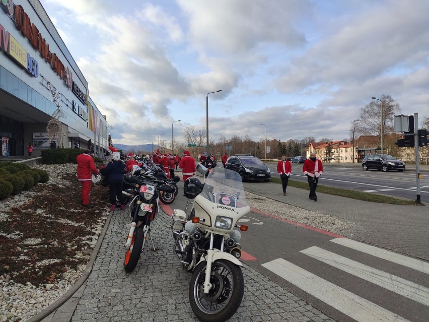 Motomikołaje w Bielsku-Białej: motocykliści zawieźli prezenty do domu dziecka, oddali też cześć ofiarom katastrofy w Szczyrku 