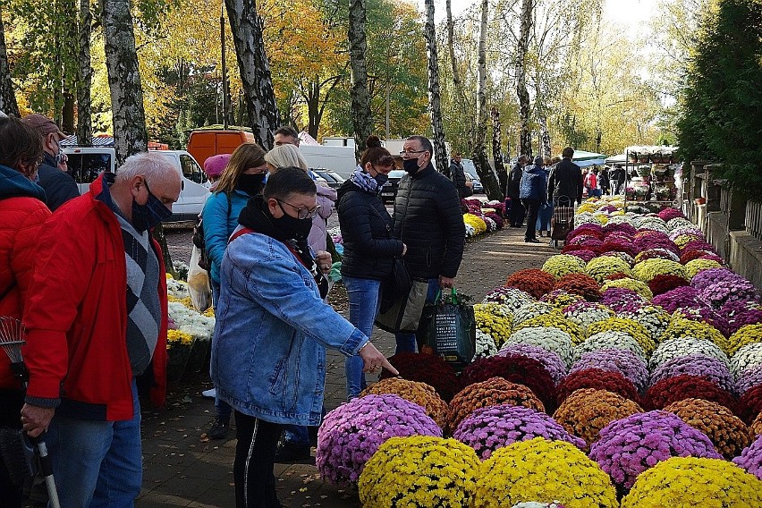 Cmentarze zamknięte na Wszystkich Świętych. Cmentarz na Dołach w ostatnich godzinach przed zamknięciem