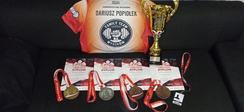 Dariusz Popiołek mistrzem Polski w armwrestlingu. Na co dzień pracuje w makowskiej policji