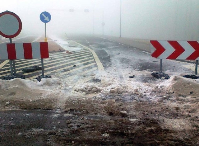 Pijany kierowca volkswagena podczas ucieczki staranował barierki