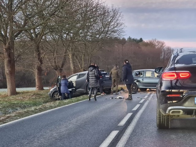 Do wypadku niedaleko Droszkowa (gmina Zabór, pow. zielonogórski) doszło w poniedziałek, 20 grudnia o godz. 8.16 rano. Zderzyły się tam dwa samochody osobowe. W wyniku zderzenia toyota, wypadła z jezdni na pobocze, natomiast drugi pojazd zatrzymał się w poprzek drogi, blokując dwa pasu ruchu.Prawdopodobną przyczyną wypadku była śliska jezdnia. - Na drodze w miejscu wypadku jest lodowisko - poinformował nas świadek zdarzenia.Na miejsce rozdysponowano trzy jednostki straży pożarnej, pogotowie ratunkowe oraz policję. Choć zdarzenie wyglądało bardzo groźnie, na szczęście nikt nie odniósł poważniejszych obrażeń. Apelujemy do wszystkich kierowców o szczególną ostrożność na drogach zwłaszcza w godzinach porannych, kiedy temperatura oscyluje w granicach 0 stopni Celsjusza i jezdnie są oblodzone.System E-CallO wypadku służby poinformował system E-Call (ogólnoeuropejski system szybkiego powiadamiania o wypadkach drogowych). Jak to działa? Zamontowany w samochodzie system w momencie wypadku, kolizji itp. nawiązuje połączenie z numerem alarmowym 112. W przekazanej wiadomości znajduje się m.in. lokalizacja samochodu oraz opis pojazdu i liczba pasażerów. Ma to pomóc w podjęciu decyzji, jaka pomoc jest niezbędna. Ponadto, i co bardzo istotne, dane przez E-Call są przekazywane nawet jeśli osoba w aucie jest nieprzytomna.Obejrzyj: System E-Call automatycznie wezwie pomoc w razie wypadku: