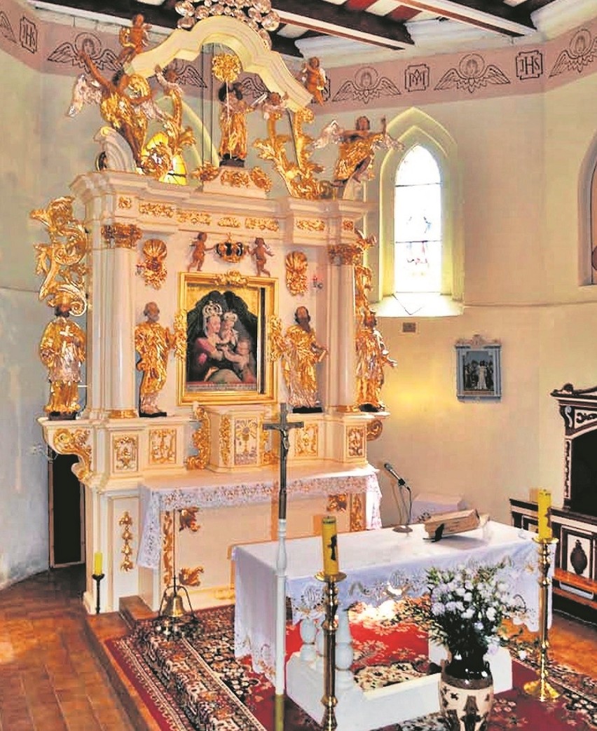Ołtarz główny kościoła w Bobrowie już po renowacji.