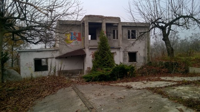 Na skarpie na skrzyżowaniu ulic Wyszyńskiego z Górczyńską stoi od kilku lat dom z którego pozostała już niemal tylko ruina.