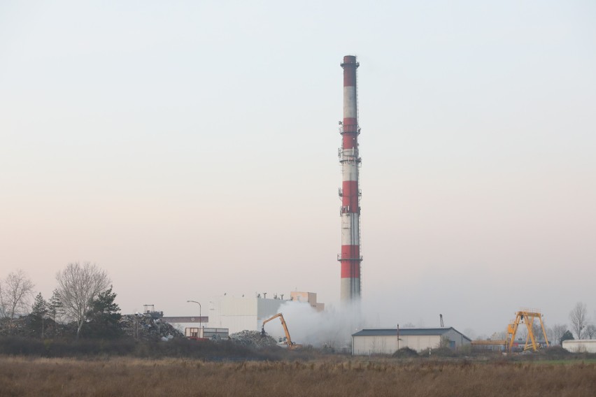 W miejscu pożaru składowane są plastiki. Ogień objął około...