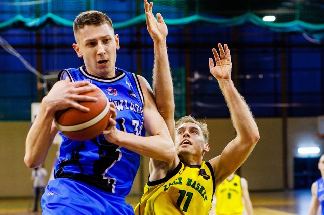 Przemyślanie muszą w starciu z Sokołem wykorzystać przewagę wzrostu. Nz. w akcji Szymon Janczak (206 cm)