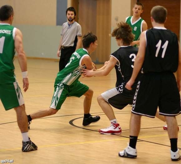 Mecz w ramach Maszbud Słupskiej Amatorskiej Ligi Koszykówki. 