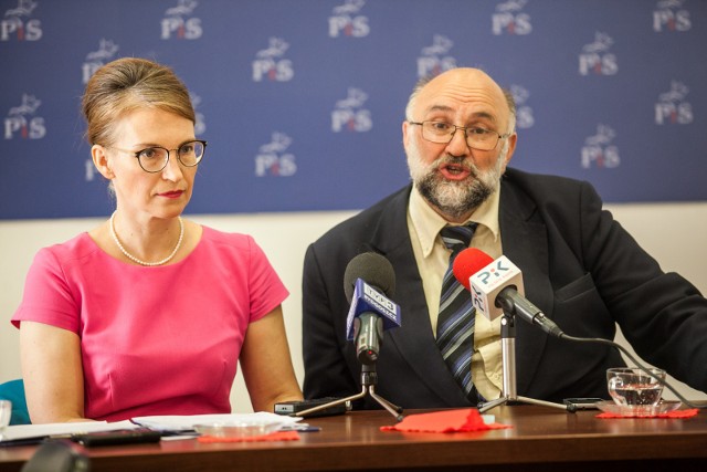 Bydgoscy radni Grażyna Szabelska i Krystian Frelichowski - między innymi oni podpisali się pod listem, który trafił do rektora UMK.
