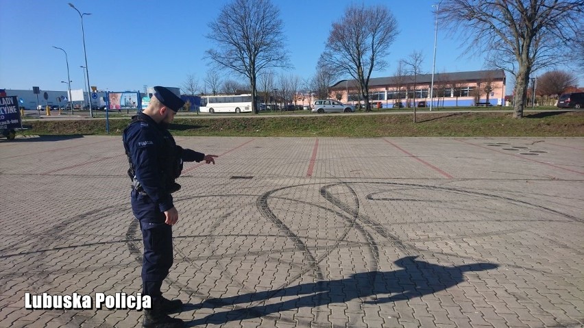 Pokazy wyczynowego prowadzenia aut przyciągają rzesze ludzi...