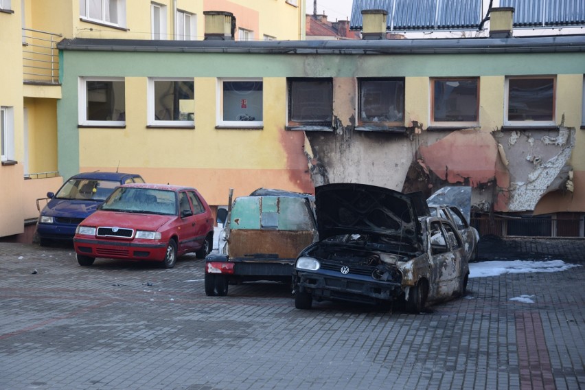 Spłonęły auta na terenie ZSOiT w Miastku. Nadpaliła się też...