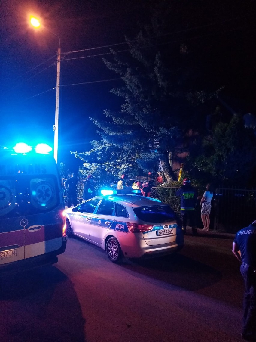 Białystok. Wypadek na ulicy Zaściańskiej. Honda wjechała w ogrodzenie. Pijany kierowca i pasażerka trafili do szpitala (zdjęcia)