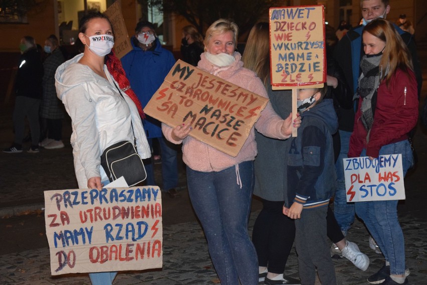 Hasła na transparentach podczas protestów w Świeciu [zdjęcia]