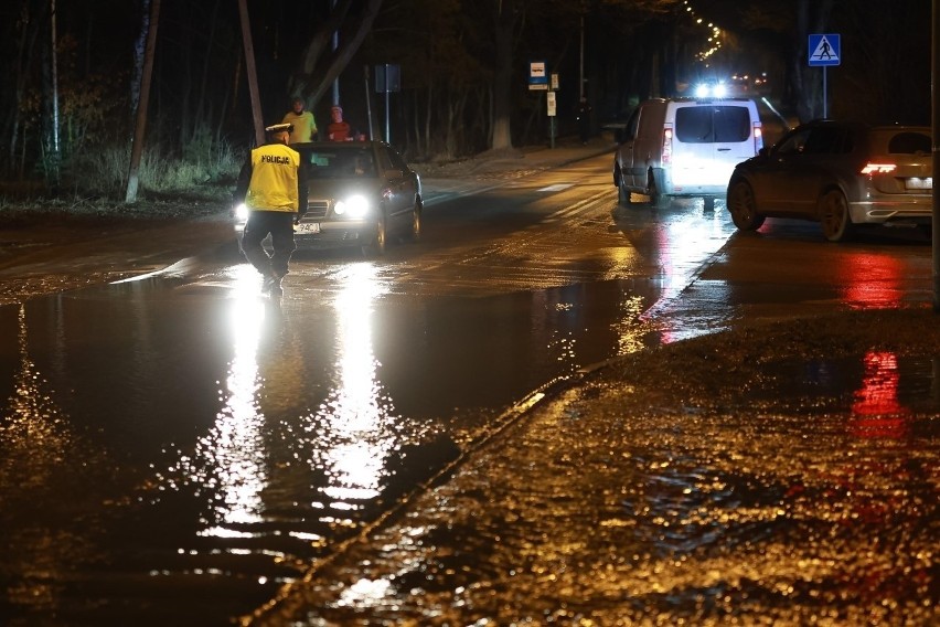Po awarii wodociągu na ul. Dąbskiej na prawobrzeżu w Szczecinie wróciła woda w kranach. "Pracowaliśmy całą noc" [ZDJĘCIA]