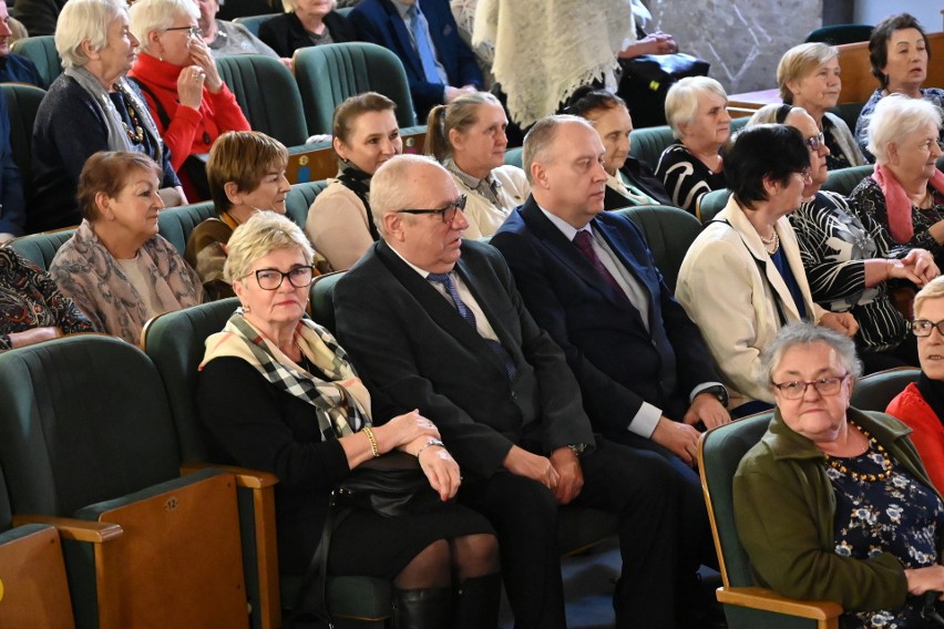 Powiatowy Dzień Babci i Dziadka Osób Starszych i Samotnych z biskupem Marianem Florczykiem odbył się w Wojewódzkim Domu Kultury w Kielcach