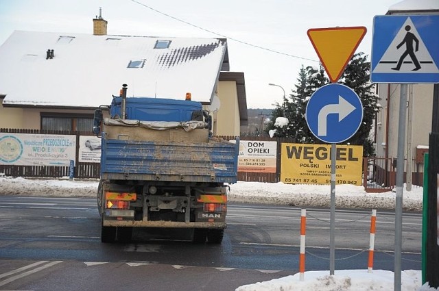 Wielu kierowców mimo nakazu jazdy w prawo nadal skręca z ulicy Bacieczki w lewo na ul. Produkcyjną  