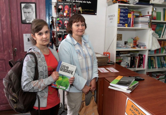 - Szukamy książek do I klasy liceum mówi Izabela Korczak, która na zakupy do księgarni wybrała się z mamą &#8211; Mirosławą.