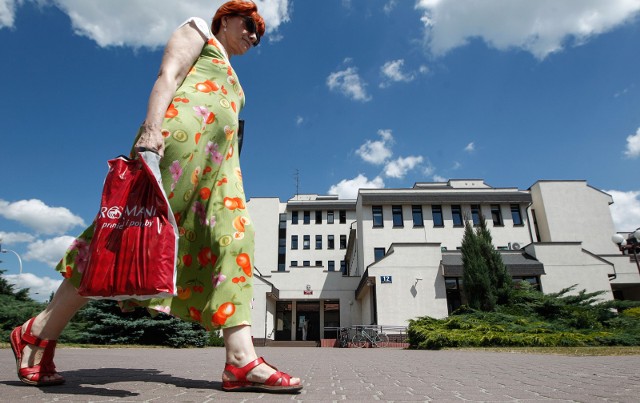 Na 2022 rok rząd w ramach Polskiego Ładu przygotowuje szereg zmian. Mają one dotyczyć m.in. seniorów z najniższymi emeryturami. Osoby z najniższym świadczeniem zostaną zwolnione z płacenia podatku. Będzie to dla nich oznaczać więcej pieniędzy w kieszeni. Zobacz, ile będzie można zyskać na zmianach w emeryturach w 2022 roku. "Fakt" podał wyliczenia brutto i netto. Szczegóły na kolejnych stronach ---->