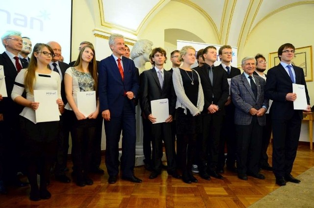 28 najzdolniejszych maturzystów z całej Polski, którzy zdecydowali się na studia w Poznaniu otrzymało stypendia od miasta. Wręczono je we wtorek. Uroczystość odbyła się w Sali Białej Urzędu Miasta.