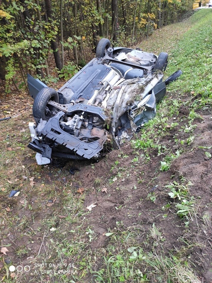 Tragedia na trasie Ełk - Sędki. Samochód osobowy czołowo zderzył się z busem. Niestety pasażerka zmarła w szpitalu [ZDJĘCIA] 