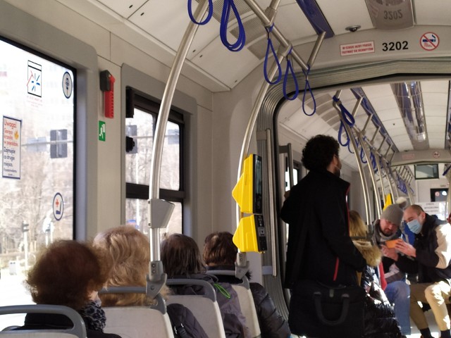 Brud na siedzeniach w tramwaju o numerze taborowym 3202. Zdjęcie zrobione 2 marca 2021 r.