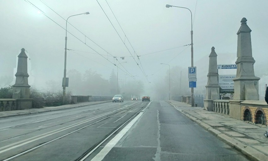 Wrocławski poranek we mgle i z przymrozkiem. Zobaczcie mroczne zdjęcia miasta